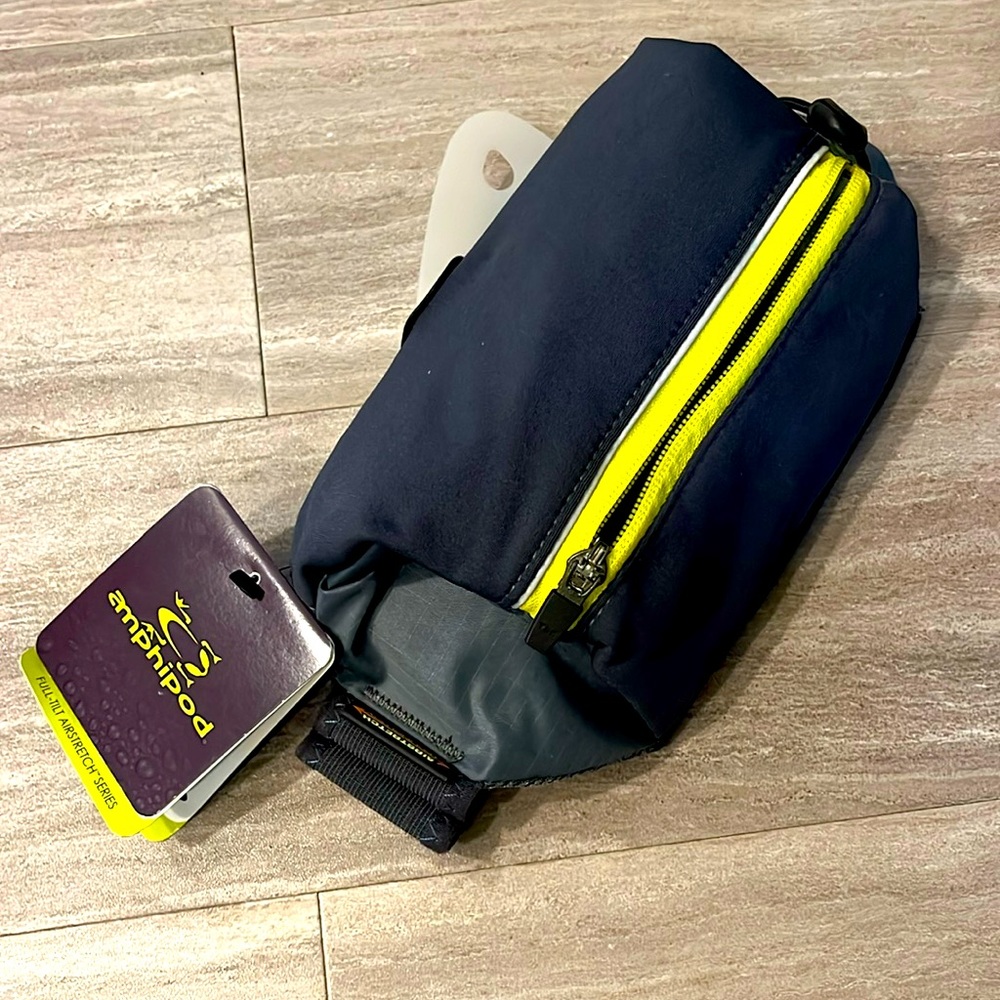 Amphipod Velocity Plus with AirStretch Belt 20oz